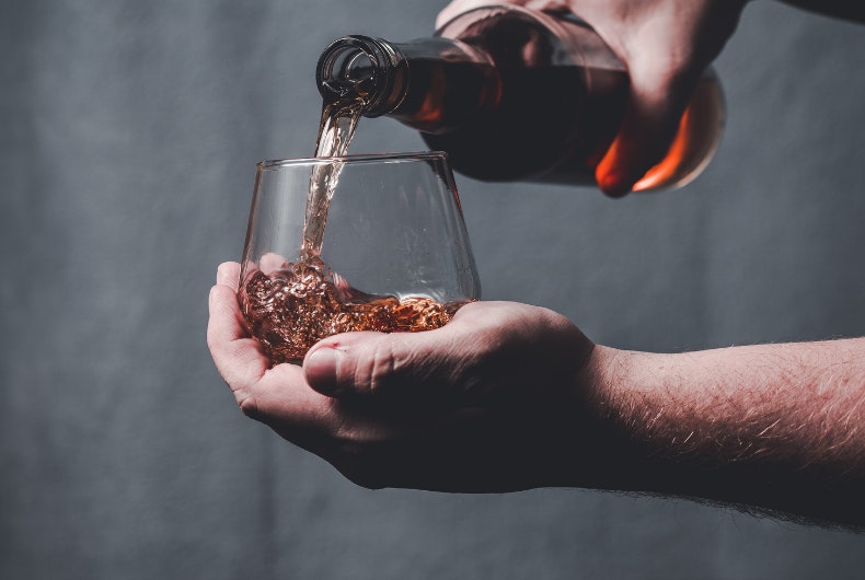 brownie acompañado de un brandy de Jerez