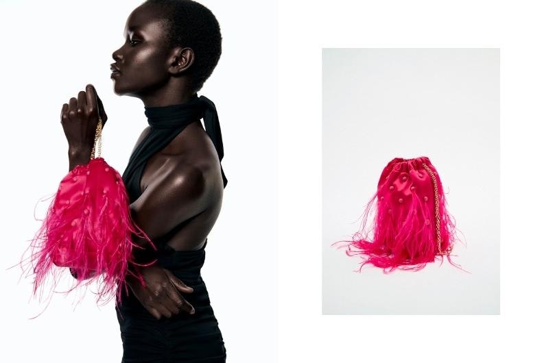 bolso de plumas rosa