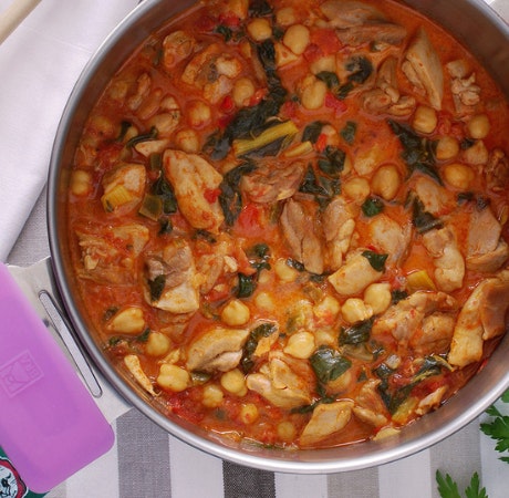 Hoy cocinamos guiso de pollo con garbanzos al pimentón