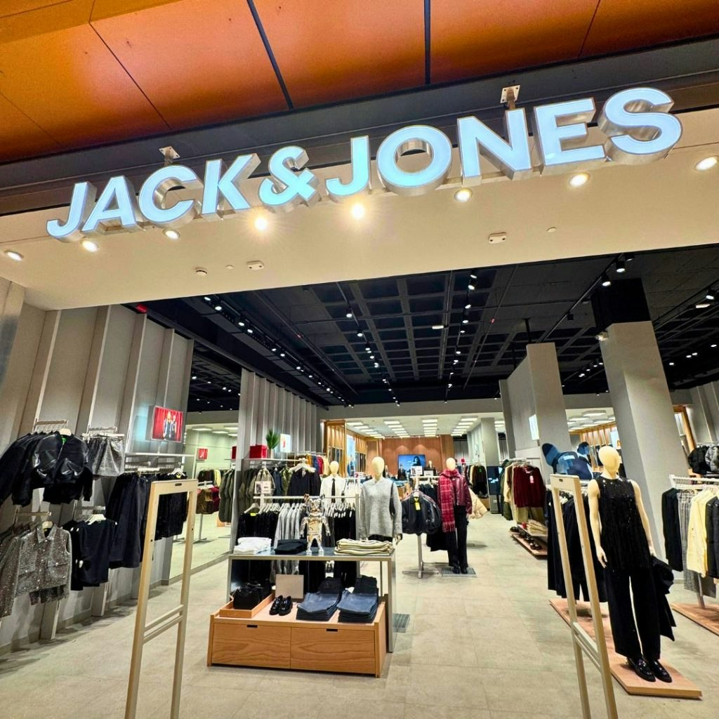 Ambiente dentro de Jack&Jones con prendas